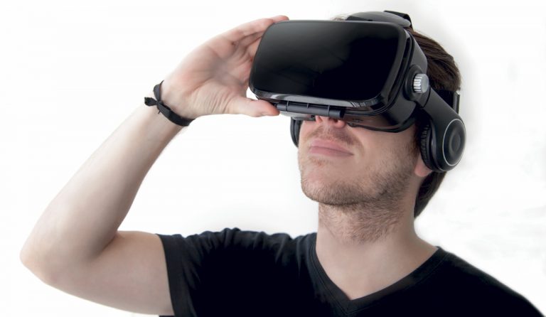 Casque de réalité virtuelle noir avec écran intégré et bandeau de maintien
